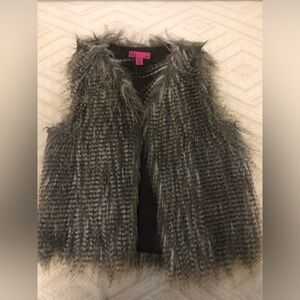 Cute girls sleeveless fur vest